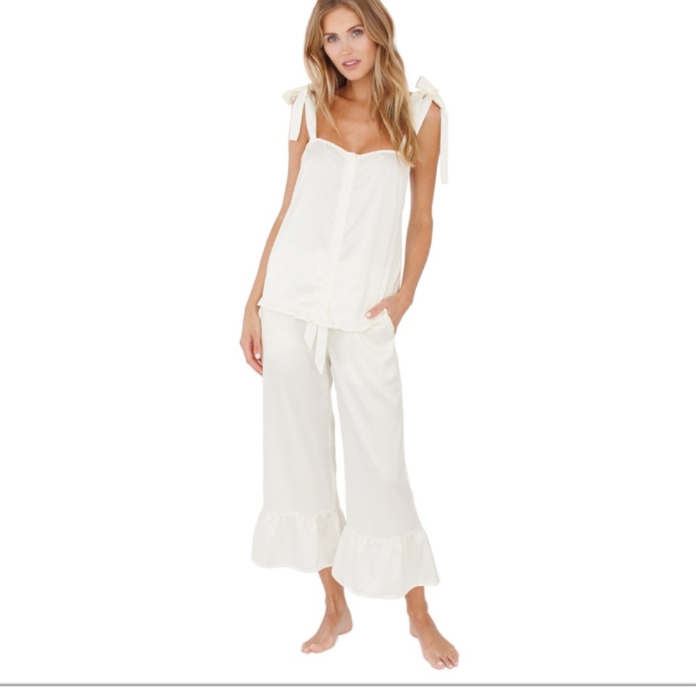 Plum Pretty Sugar Flounce Lounge Set. Ventana